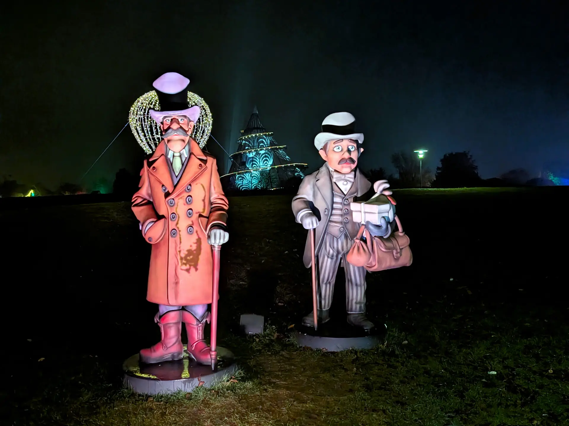 Zwei Erzähler-Figuren führen durch den Park