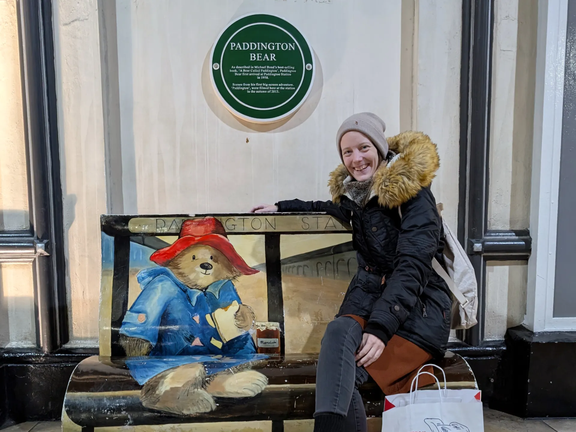 Bank mit Paddington-Aufdruck in der Paddington Station