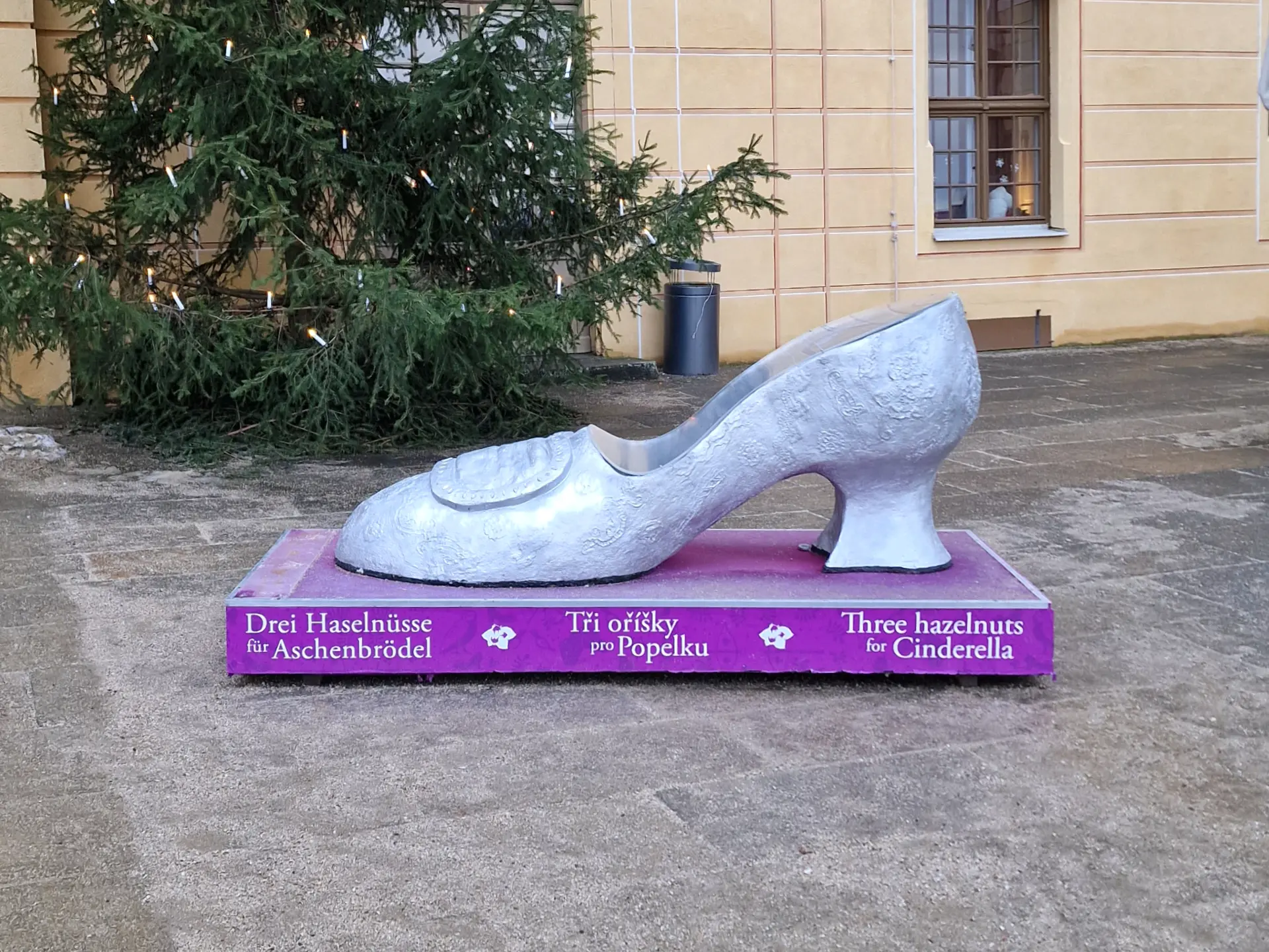 Schuh am Eingang des Museum