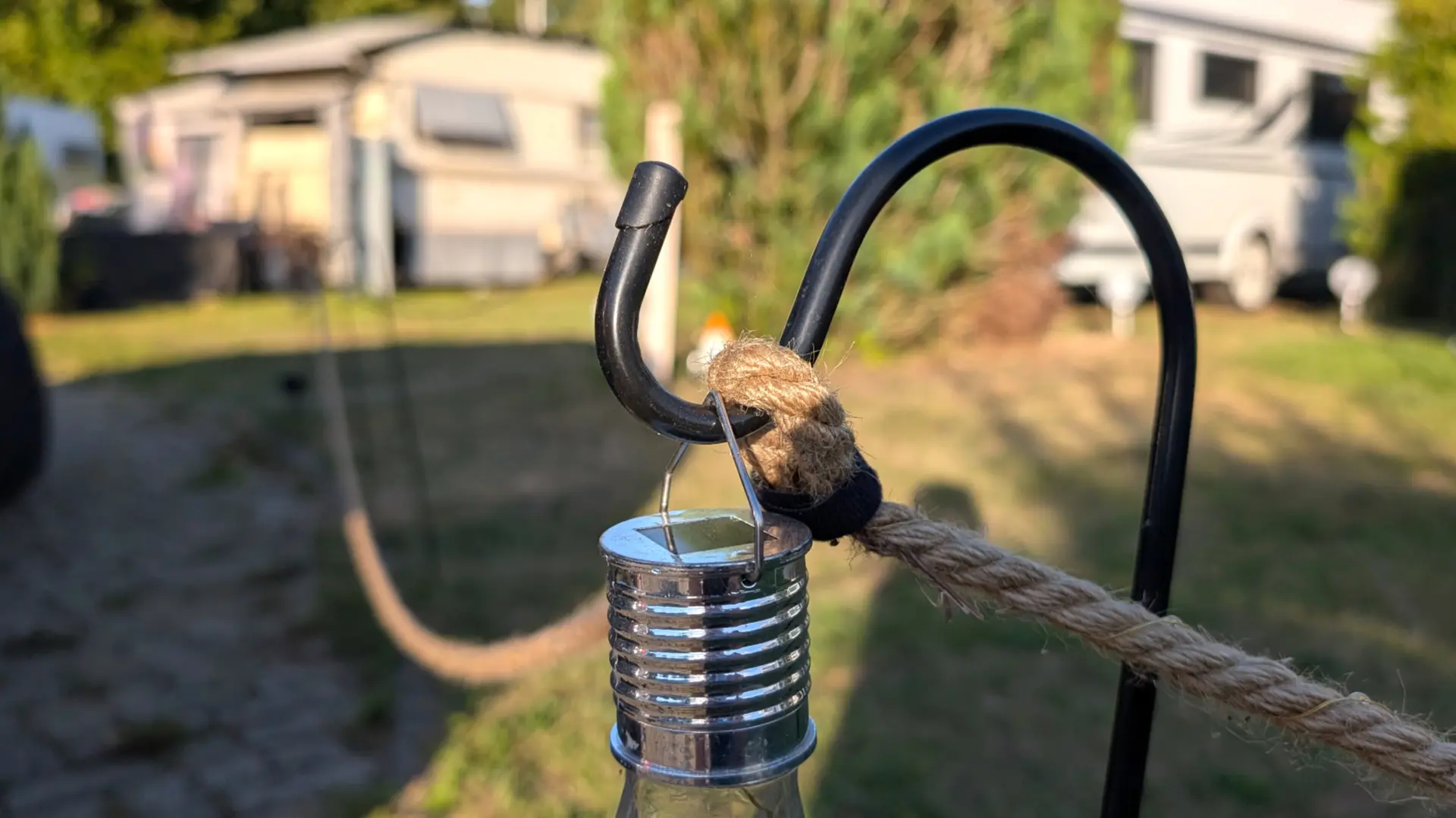 Laternenstab mit Lichterkette und Solar-Glühbirne