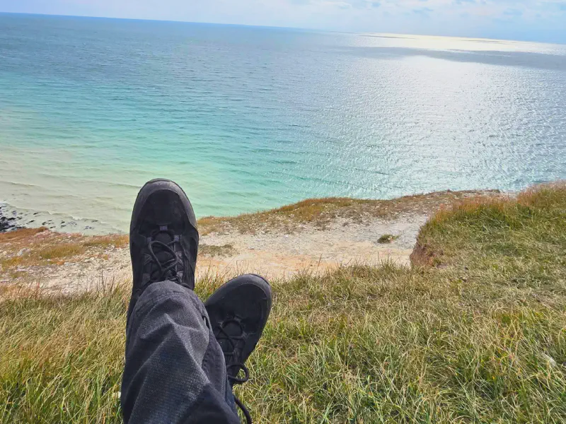 Unsere Wanderschuhe auf der Klippe über dem türkisfarbenen Meer