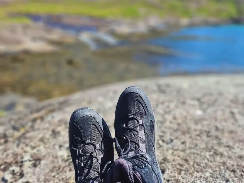 Wanderschuhe auf den Felsen direkt am Wasser