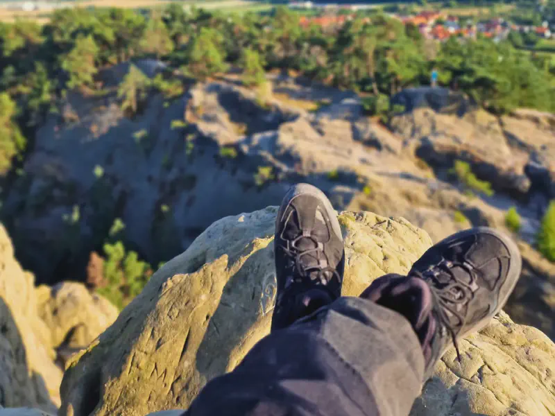Wanderschuhe auf einer Felskante im Abendlicht