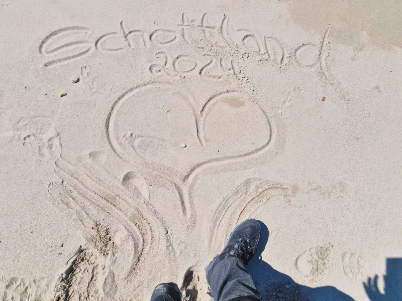 Schottland 2024 steht im Sand neben unseren Wanderschuhen