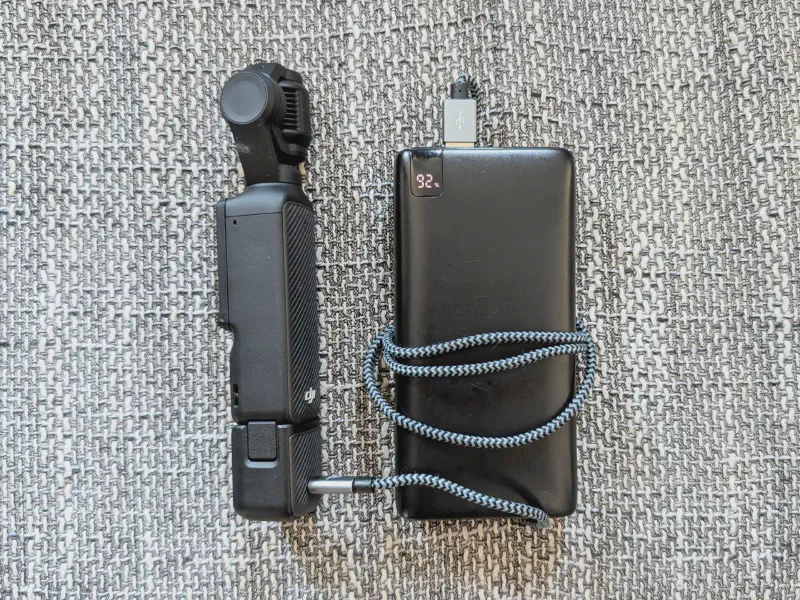 Powerbank beim Aufladen einer DJI Osmo Pocket Kamera.