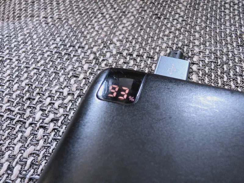 Detailaufnahme der LED-Statusanzeige der Powerbank mit exakter Auskunft zum Ladestand.
