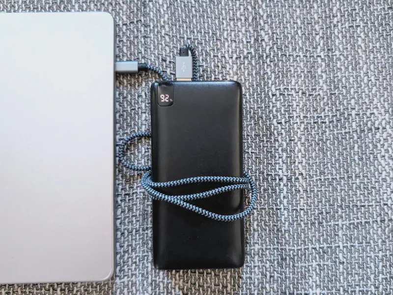 Powerbank beim Aufladen eines Laptops.