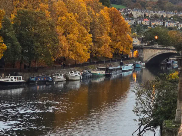 Boats on the riverside at Pulteney Bridge