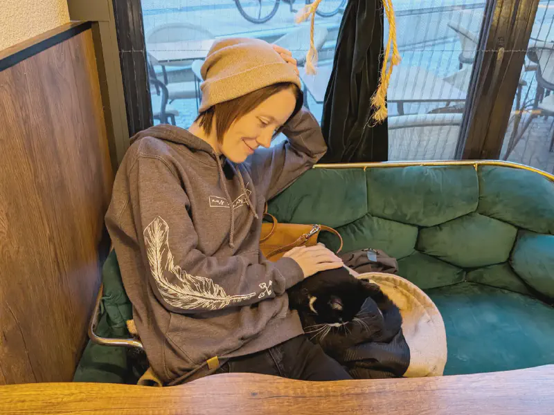 Eine Katze hat Ginas Schoß erobert