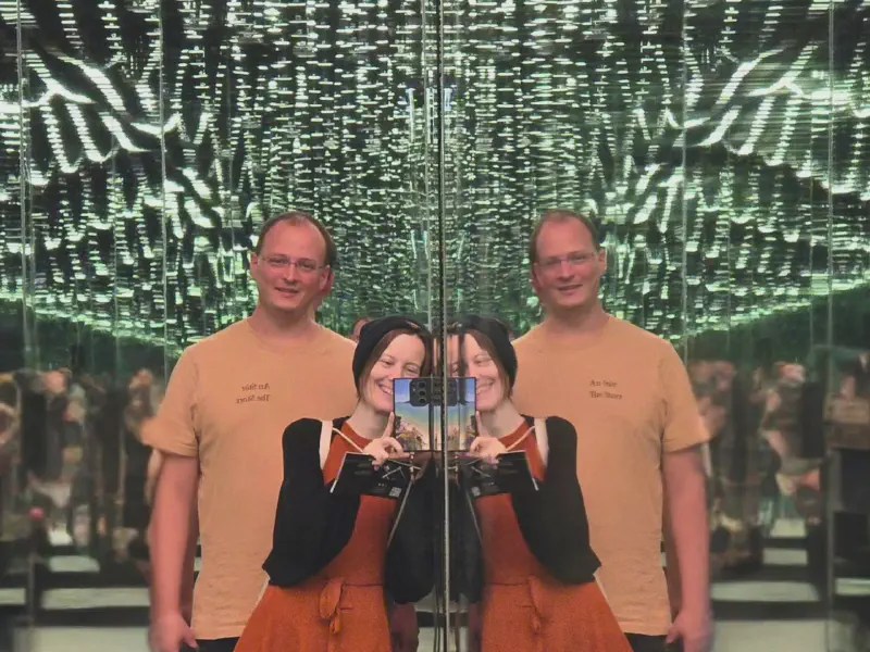 Oli and Gina in the mirror of LIQUID SKY