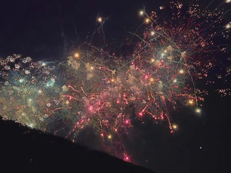 Red shimmer effects and golden comets in the sky