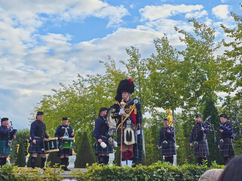 The bagpipe band in kilts in the Herrenhausen Gardens