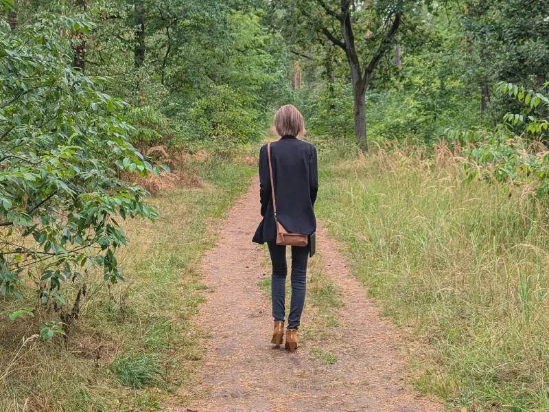 Gina auf dem Waldweg