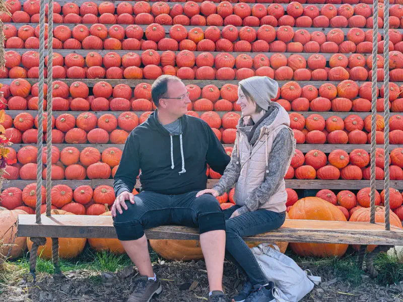 Oli und Gina auf der Kürbis-Schaukel