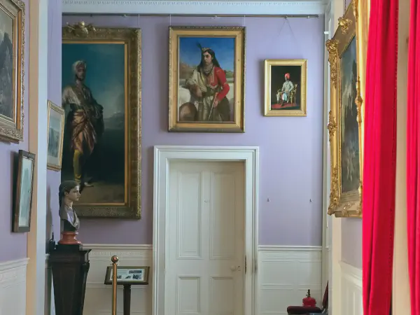 Flur mit Gemälden (1)