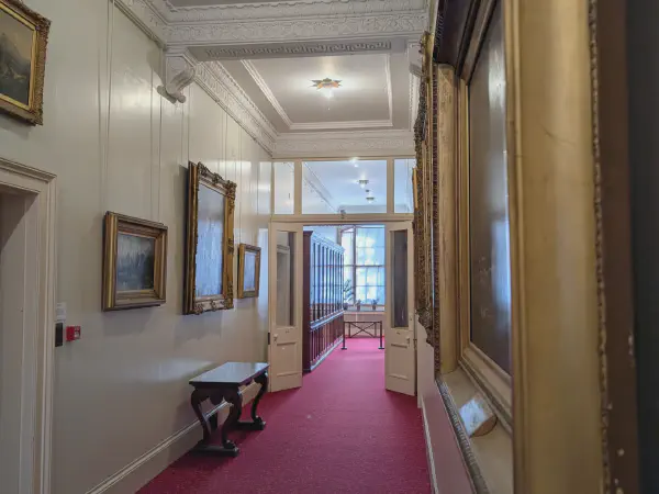 Flur mit Gemälden (2)