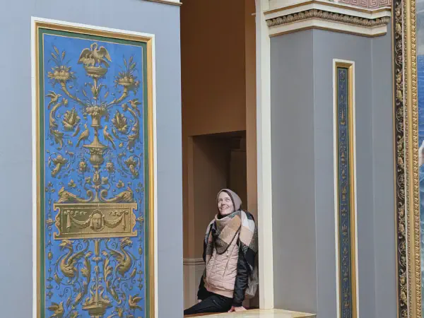 Gina schaut im Treppenhaus hoch