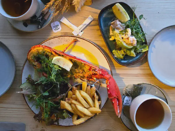 Hummer, Pommes, Shrimp-Cocktail Salat und Tee!?!