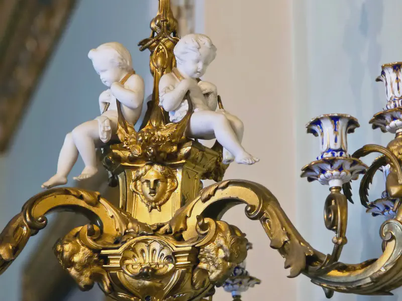 Kleine Engelsstatuen in einem Leuchter eingearbeitet