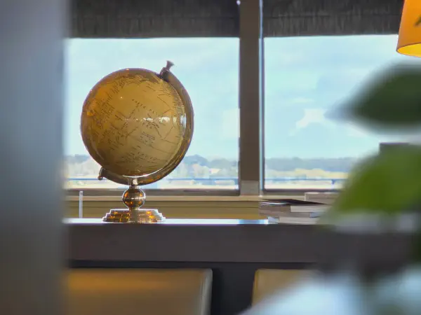 Stilvoll eingerichtet, mit Globus