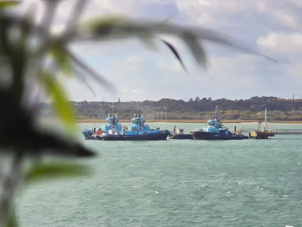 Zwei Schiffe auf See