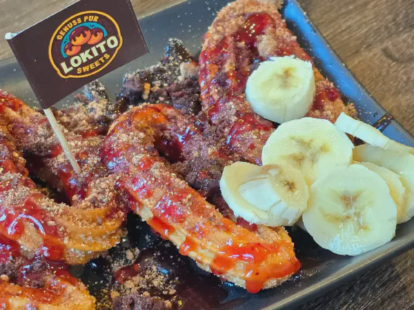 Churros-Platte mit Sauce, Topping und Früchten