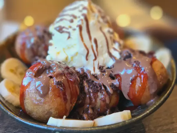 Lokma-Teller mit Füllung, Sauce, Topping und Früchten