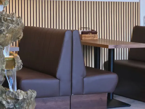 Gemütliche Sitzbänke im Lokito Peine