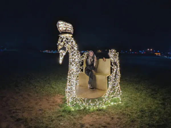 Gina sitzt in einer Schwanen-Skulptur