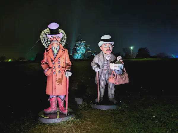 Zwei Erzähler-Figuren führen durch den Park