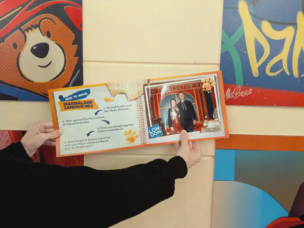 Gina zeigt ein Foto vom Foto-Spot