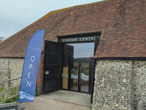 Außeneindruck des Visitor Centre bei den Seven Sisters Cliffs